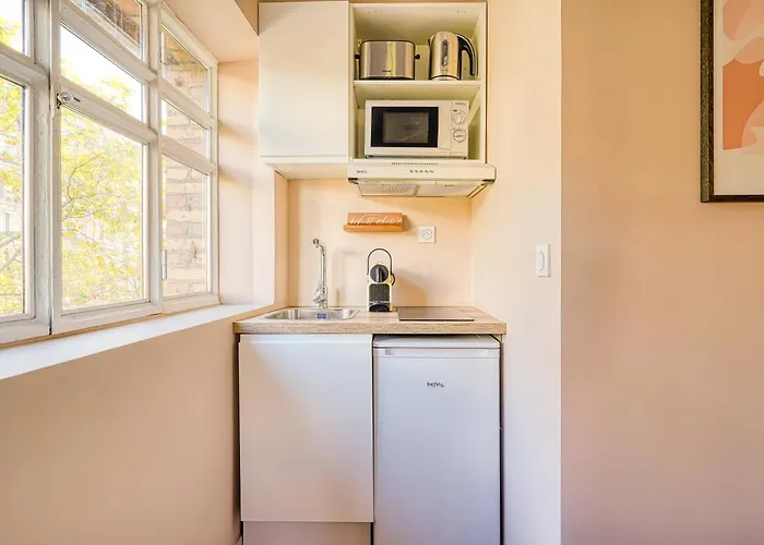 Lägenhet 2-bedroom Air-conditioned In The Heart Of 17th *