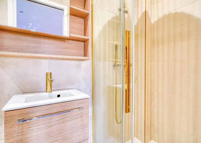 Lägenhet 2-bedroom Air-conditioned In The Heart Of 17th